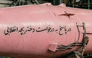 Tên lửa Iran màu hồng với dòng chữ lạ bay tới Israel: Câu chuyện phía sau khiến mạng xã hội bùng nổ