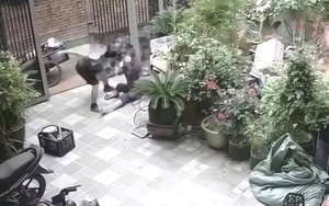 Phẫn nộ clip chồng đánh vợ dã man từ ngoài sân vào trong nhà