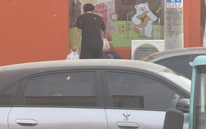 Sắp tốt nghiệp liền đòi chuyển tiền nhờ người lạ "nuôi" cụ già trước cổng trường, nam sinh lớp 12 nhận lại câu trả lời "1 xu cũng không lấy"