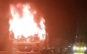 VIDEO: Xe đầu kéo biển số nước ngoài cháy ngùn ngụt trong đêm