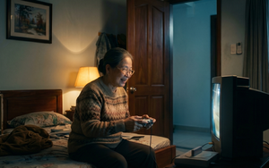 Bà cụ 91 tuổi bặt vô âm tín, cảnh sát cất công đến tận nhà gõ cửa thì bật cười: hóa ra cụ bà mải chơi điện tử