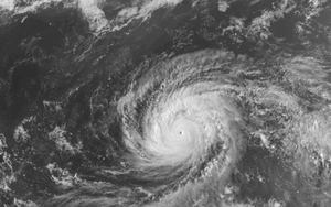 Siêu bão mạnh nhất hành tinh Sinlaku lại đổi hướng, đổ bộ ngay hôm nay với sức gió 265 km/giờ và "đặc biệt bất thường"