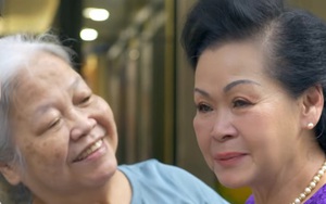 Khánh Ly đang đứng ở vỉa hè Hà Nội, bạn hàng xóm ùa ra ôm chầm