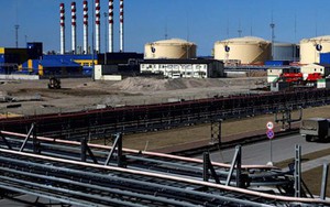 Chỉ còn dầu đủ dùng trong 50 ngày, quốc gia láng giềng Việt Nam gấp rút 'xin phép' Mỹ gia hạn mua dầu Nga