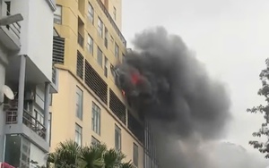 Hiện trường thót tim vụ cháy ngùn ngụt tại chung cư ở Hà Nội, cảnh sát cứu được nhiều người