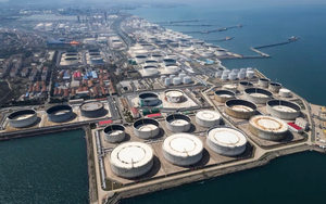 Giữa lúc eo biển Hormuz bị phong toả, một quốc gia vẫn ung dung nhận 38 triệu thùng dầu Iran đang 'nằm chờ sẵn'