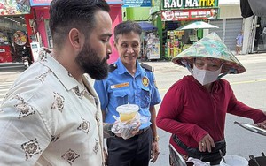 Khách Tây đánh rơi món đồ 500 ngàn giữa đường đứng hình trước cách xử lý của chú bảo vệ Việt Nam