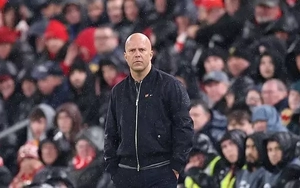 Arne Slot bức xúc vì Liverpool mất penalty trong ngày thua PSG