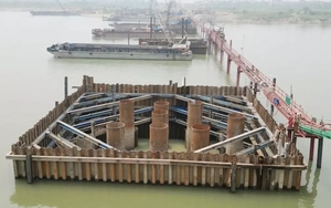 Cận cảnh cọc khoan nhồi cầu Hồng Hà dài 11 mét trên sông Hồng