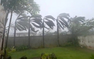 Siêu bão mạnh nhất hành tinh Sinlaku chính thức đổ bộ: Gió giật 240km/h, mái tôn bay khắp nơi, Tổng thống Mỹ ban bố tình trạng khẩn cấp