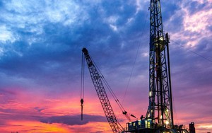 Khoan thẳng xuống lòng đất, phát hiện mỏ dầu khí trữ lượng lên tới 380 triệu thùng tại Trung Đông