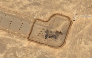 Ảnh vệ tinh hé lộ tàn tích máy bay Mỹ tại đường băng hẻo lánh ở Iran