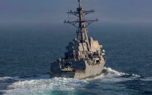 Đang âm thầm rời Iran, 2 tàu chở dầu bất ngờ bị tàu khu trục Mỹ chặn bắt, lập tức phải quay đầu