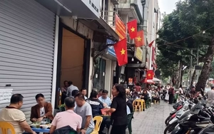 Hà Nội: 2 chỉ huy và 14 cán bộ công an phường 'không hoàn thành nhiệm vụ' vì để vi phạm trật tự đô thị, ùn tắc