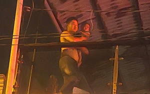 Hình ảnh Đại úy công an băng mình qua lửa, cởi áo che cho bé 18 tháng tuổi gây xúc động mạnh