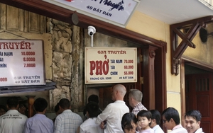 Phở Bát Đàn tăng giá chóng mặt sau 20 năm, chỉ có quả trứng là còn nương tay với ví tiền của thực khách