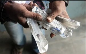 Vụ hàng trăm trẻ em nhiễm HIV và nghi vấn gây sốc trong bệnh viện công ở Pakistan: Thứ này có bị dùng lại?