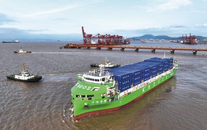 Trung Quốc công bố cỗ máy "cõng container" trên biển gây chấn động: Không chỉ mạnh mà còn thông minh!