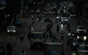 Cảnh tượng hiếm thấy ở Hà Nội lúc 9h sáng