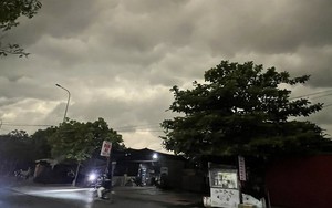 Chuyên gia nói gì về bầu trời bỗng tối sầm vào sáng nay 17-4 ở Hà Nội?