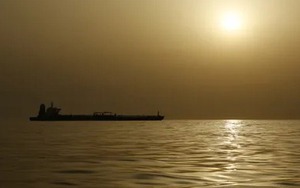 Eo biển Hormuz gần như tê liệt sau lệnh phong tỏa của Mỹ, một tàu chở dầu vẫn 'ung dung' đưa 450.000 thùng dầu rời vịnh Ba Tư