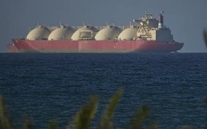 Nóng: Iran tuyên bố mở cửa hoàn toàn eo biển Hormuz, giá dầu sụt gần 11%, chứng khoán tăng kỷ lục