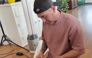 Nam ca sĩ ở Mỹ: "Tôi về Việt Nam như đi buôn vậy"