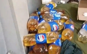 Khách trọ để lại hàng chục chai nước tiểu chất kín phòng, chủ nhà mất 2 tiếng mới dọn hết