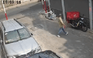 Clip người đàn ông đi vào hẻm ở TPHCM và rời đi trên chiếc xe của nam shipper