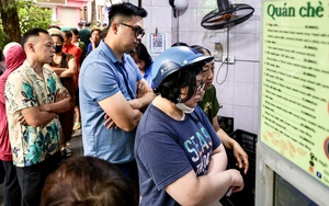 Người Hà Nội xếp hàng cả tiếng chờ mua bánh trôi, bánh chay dịp Tết Hàn thực