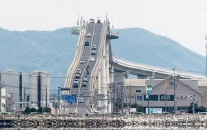 Cây cầu ‘điên rồ’ nhất Nhật Bản gây tranh luận xôn xao trên mạng xã hội