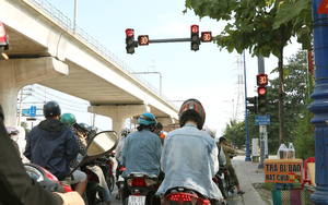 Dừng đèn đỏ kiểu này có thể bị phạt tới 22 triệu đồng, người dân chú ý