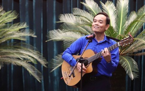 Clip Bí thư Thành ủy TPHCM ôm đàn, hát khi gặp gỡ thanh niên