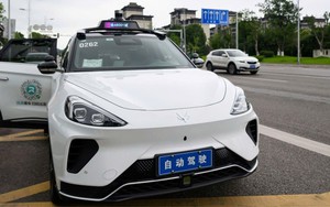 Hơn 100 taxi tự lái đột ngột dừng lại giữa đường phố Trung Quốc, hành khách hoang mang buộc phải kích hoạt SOS tìm đường thoát