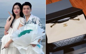 Đỗ Mỹ Linh "flex" túi Chanel sang chảnh do anh chồng tặng, dạy con bằng cách hỏi số tầng trong biệt thự trăm tỷ