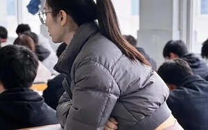 Biến bục giảng thành sàn diễn: Cô giáo tại Trung Quốc diện váy ngắn tất ren gây phẫn nộ vì sự phản cảm!