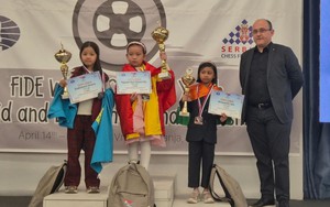 Đỉnh miễn bàn: Bé gái 8 tuổi giành HCV cờ vua thế giới về cho Việt Nam