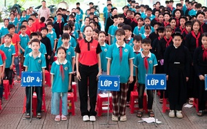 Ca sĩ Bảo Anh hát vang Quốc ca nơi trường bản vùng biên giới