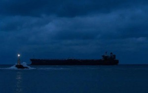 Trong đêm tối ngoài khơi vịnh Ba Tư, 4 triệu thùng dầu Iran đột nhiên 'biến mất khỏi hệ thống theo dõi', vượt qua vòng vây Mỹ - chuyện gì đang xảy ra?