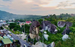 Việt Nam có hòn đá niên đại triệu năm cạnh đường lớn: Ở nơi sắp lên thành phố trực thuộc Trung ương