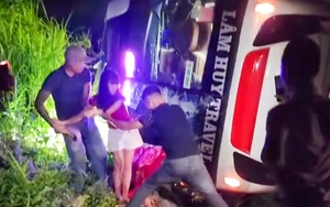 Xe khách chở hơn 40 người lật nghiêng khi xuống dốc ở Lào Cai