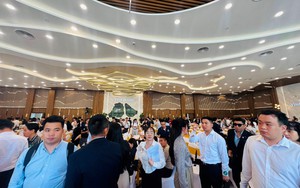 Hàng nghìn người “đổ bộ” Hạ Long ngày đầu nghỉ lễ vì siêu dự án 18 tỷ USD của tỷ phú Phạm Nhật Vượng