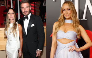 Victoria bị nữ MC nóng bỏng "cà khịa" ngay trên sân khấu, David Beckham treo ngay biểu cảm sượng trân