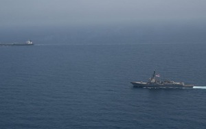 Hải quân Mỹ chặn tàu dầu “bóng tối” Iran, siết chặt phong tỏa