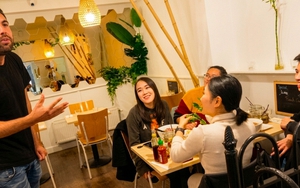 Mở đầu bằng “kính thưa” khi đi ăn với bạn Việt Nam, anh Tây khiến cả bàn tưởng đang dự hội nghị