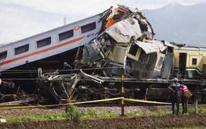 Thảm kịch 2 tàu hỏa đâm nhau tại Indonesia: Số người thiệt mạng tăng gấp đôi, gấp rút tìm kiếm nạn nhân trong đống đổ nát