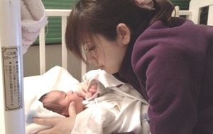 Con gái sinh con thứ hai, mẹ chồng ngày nào cũng bồi bổ yến, canh cá, gà tần… còn tôi thì nhất quyết bắt con ly hôn