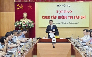 SẮP XẾP BỘ MÁY: Bố trí công chức, viên chức theo vị trí việc làm; cải cách chính sách tiền lương khu vực công
