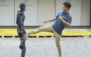 Robot hình người do công ty thuộc Vingroup phát triển gây bất ngờ khi tự đứng dậy, leo dốc