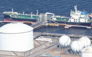 Lần đầu tiên sau 2 tháng, một nước đồng minh của Mỹ thành công đưa tàu chở 2 triệu thùng dầu vượt eo biển Hormuz mà không cần trả phí cho Iran, hàng chục tàu vẫn đang mắc kẹt